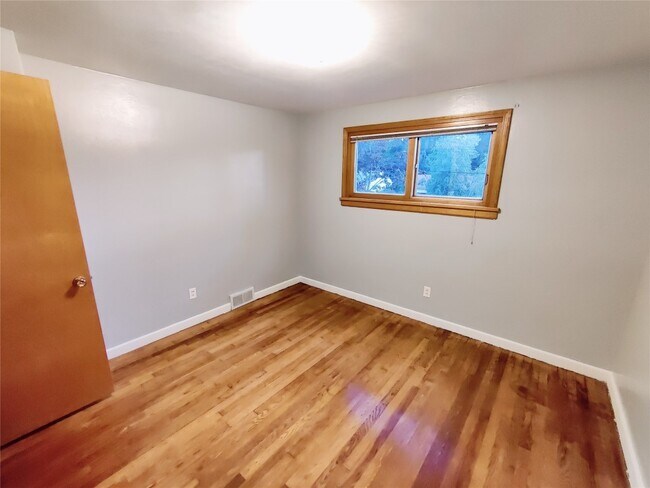 Building Photo - 813 Country Club Rd