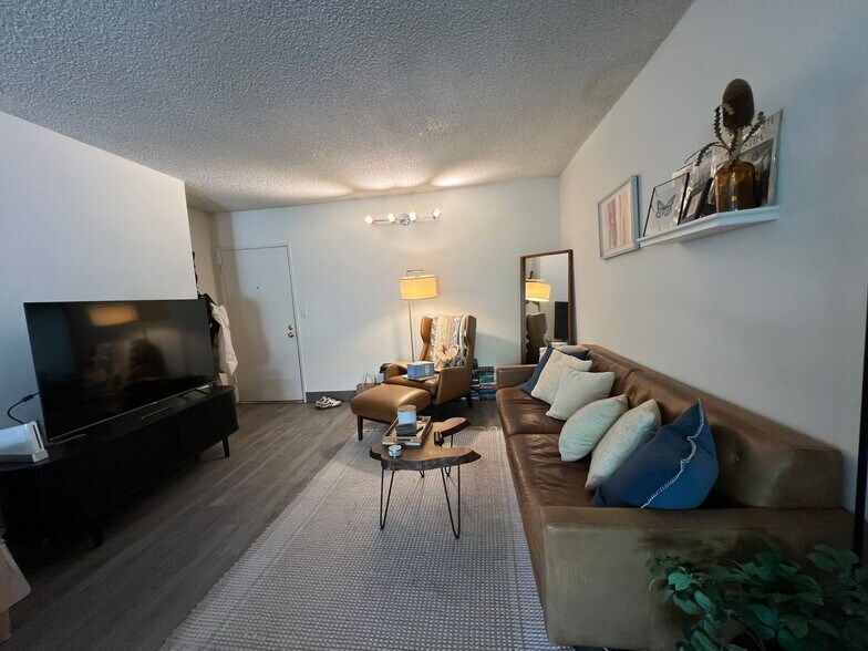 Building Photo - 3359 Mentone Ave