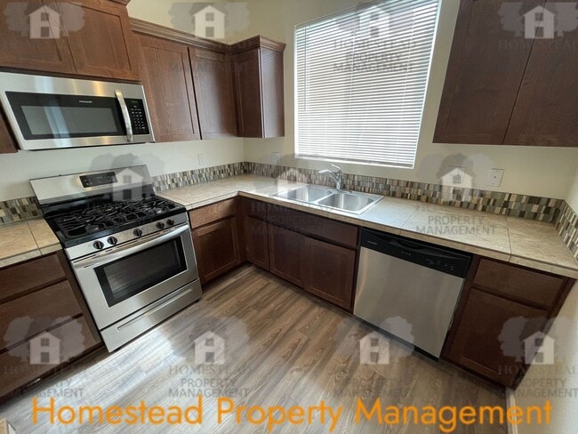 Building Photo - Welcome home! Outstanding Salem location!