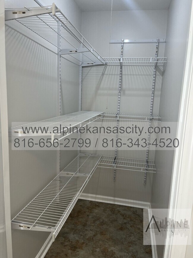 Building Photo - Spacious Gladstone Ranch!