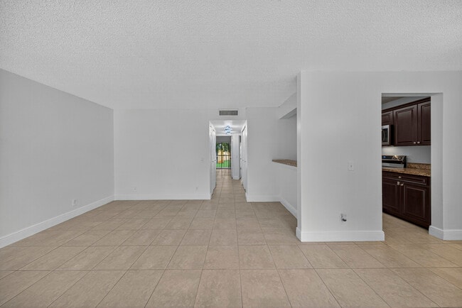 Building Photo - 913 Meadows Cir