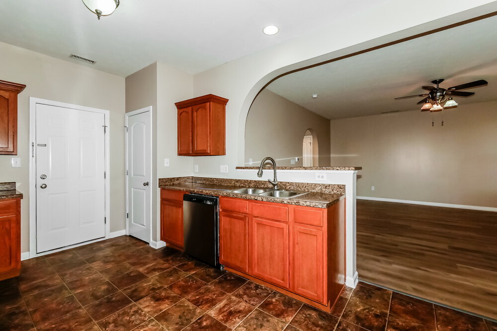 Building Photo - 15559 Old Pond Cir