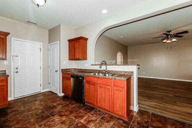 Building Photo - 15559 Old Pond Cir