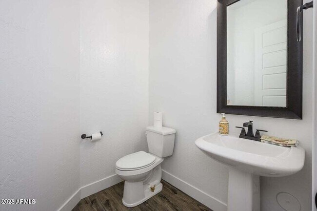 Building Photo - 1221 E Paseo Way