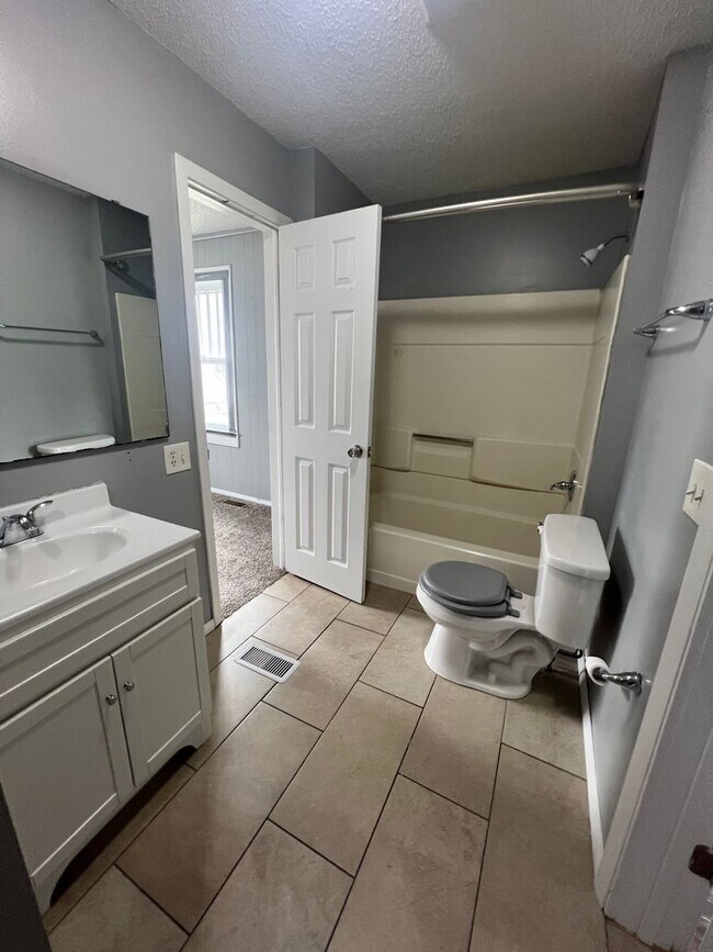 Building Photo - 3 bedroom and 1.5 bathroom house