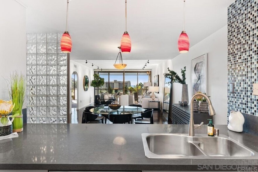 Building Photo - 2500 Torrey Pines Rd