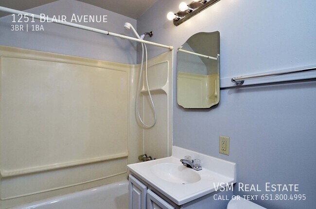Building Photo - Beautiful 3 BD / 1 BA St. Paul Duplex.