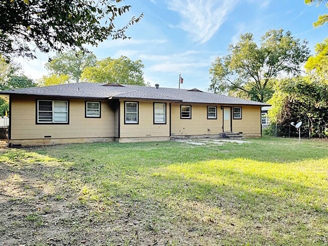Building Photo - Great 4 Bdrm 2 Bath Home for Lease in Gainesville, Tx