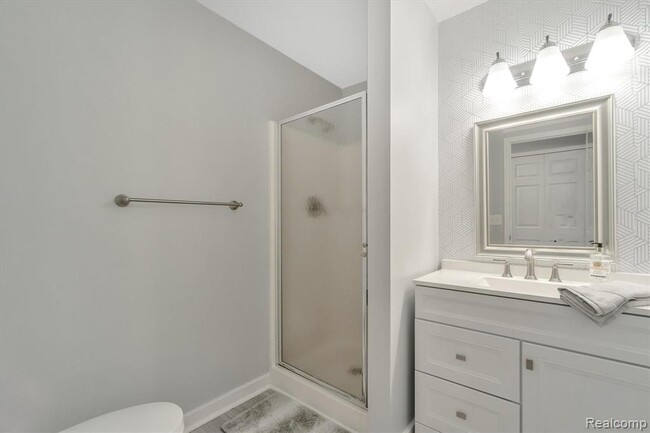 Building Photo - 1116 Lakeview Cir