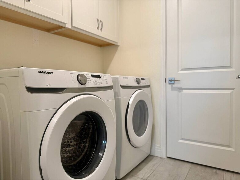 Building Photo - 1851 S Dunkirk St