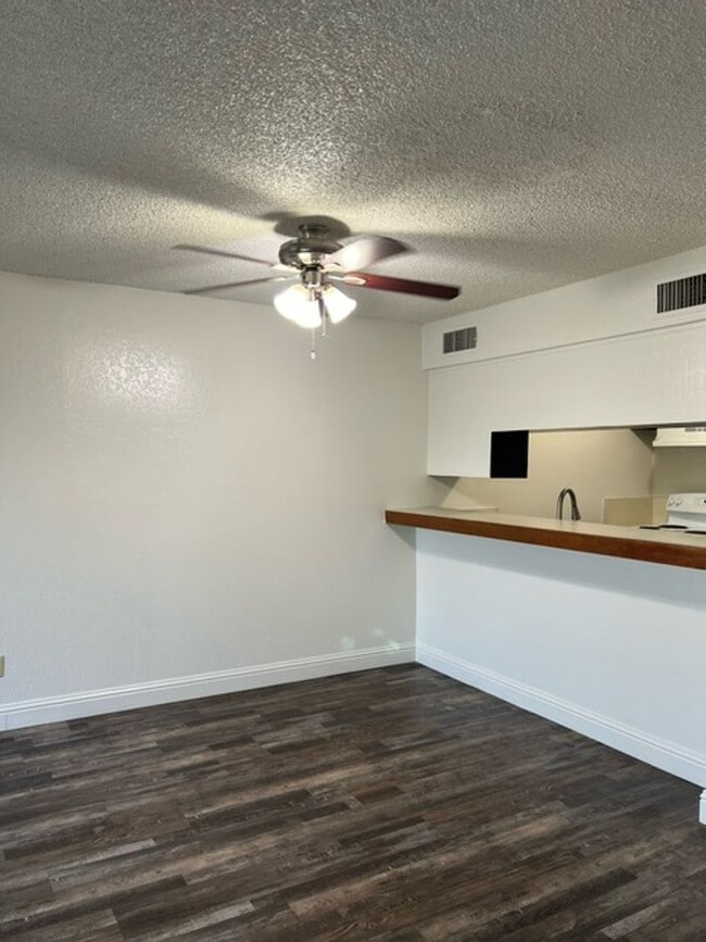 Building Photo - Charming Townhome