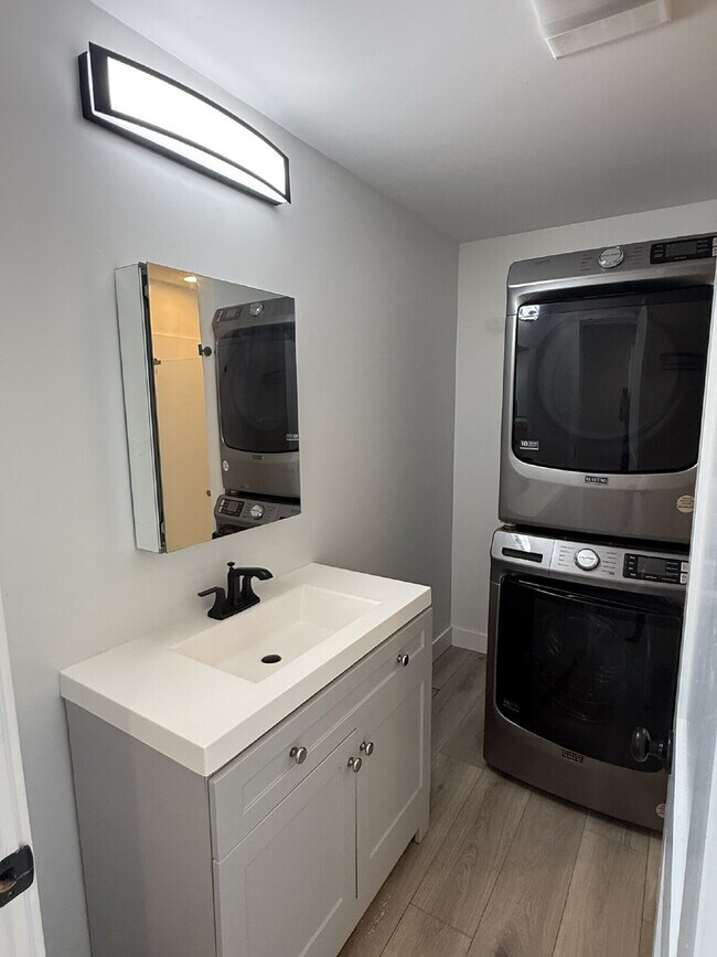 Building Photo - Spacious 3 Bedroom Unit - READY FOR MOVE IN!