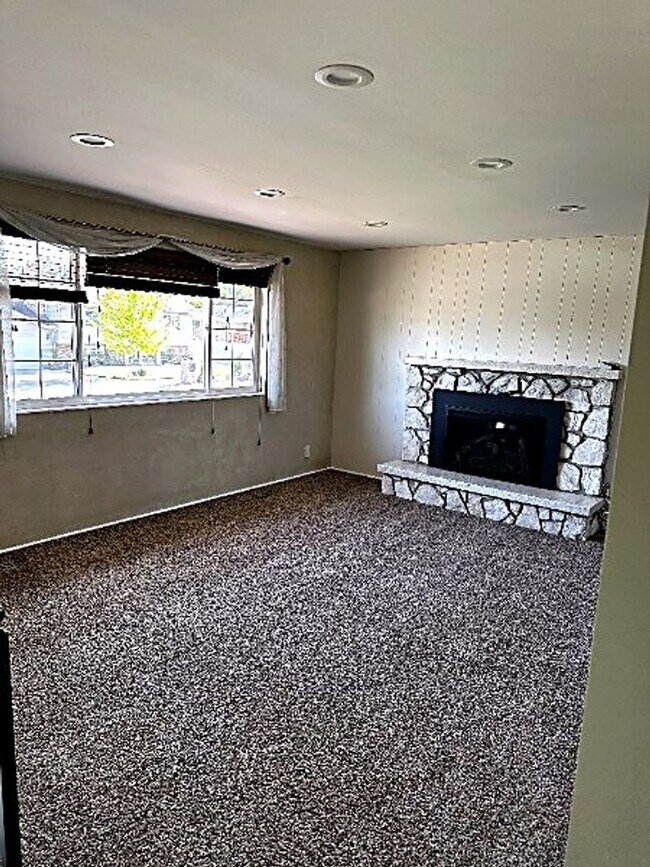 Building Photo - Beautifully Updated Two-Story Home in Sandy — Mountain Views & Big Backyard!