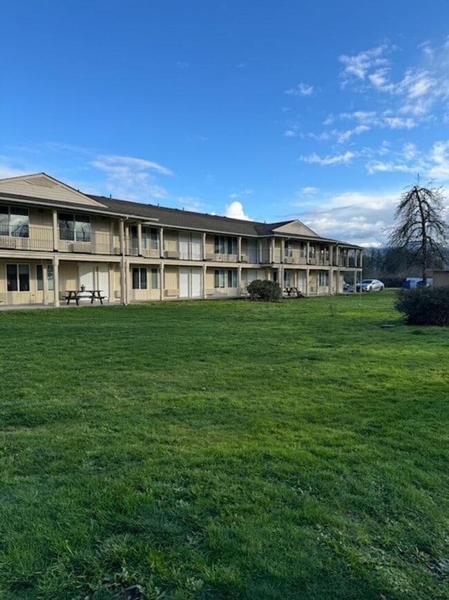 Building Photo - Renovated 2 bedroom Apartments available! ...