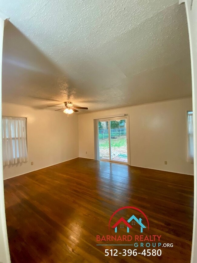 Building Photo - Available Now: 2 bed/1 bath with Fenced Ya...