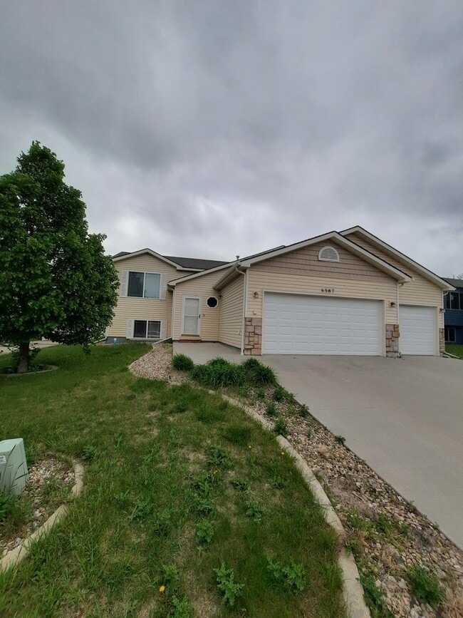 Building Photo - 4 BED | 3 BATH | 3 CAR GARAGE | SUMMERSET