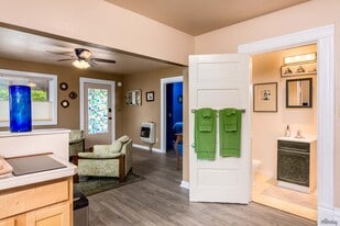 view from kitchen to bath and living room - 1124 Almaden St