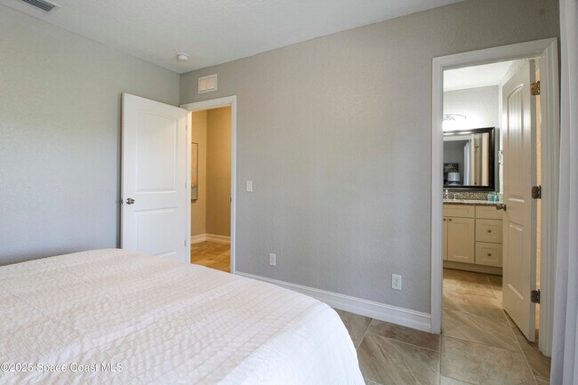 Building Photo - 827 Glenmore Cir