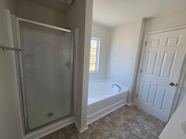 Building Photo - 2701 Buckleigh Dr