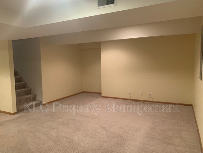 Building Photo - 402 SE Orchid St