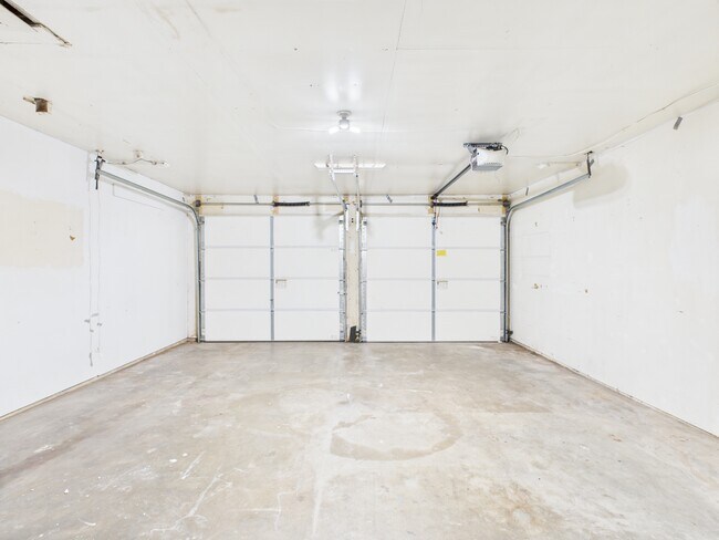 Building Photo - 1402 Village Dr