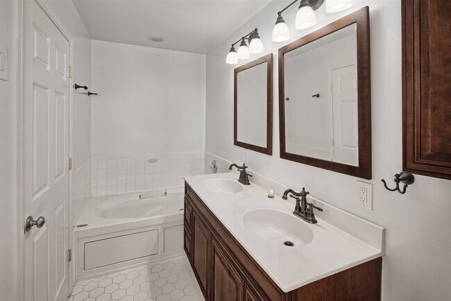 Building Photo - 453 Albany Ct