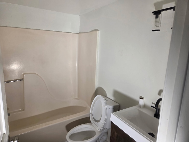 Building Photo - 1012 W 36th St