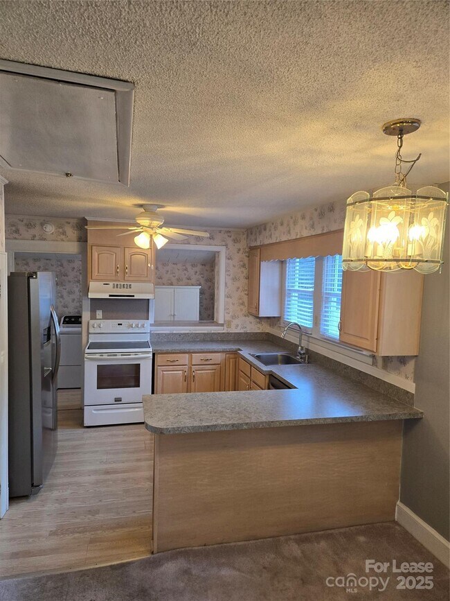 Building Photo - 142 Harris St