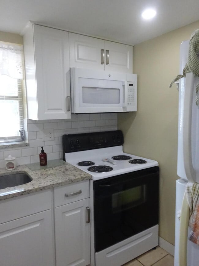 Building Photo - 2723 Emory Dr W