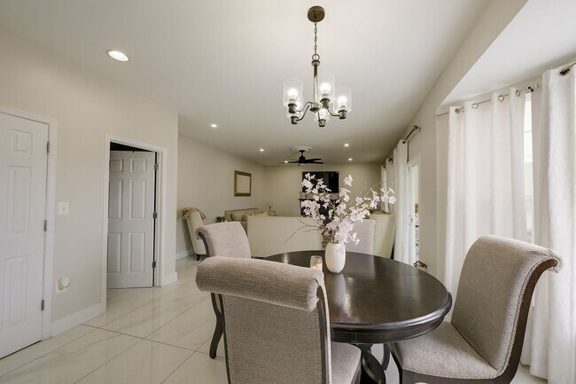 Building Photo - Luxurious Single Family Home in Emerald Farm