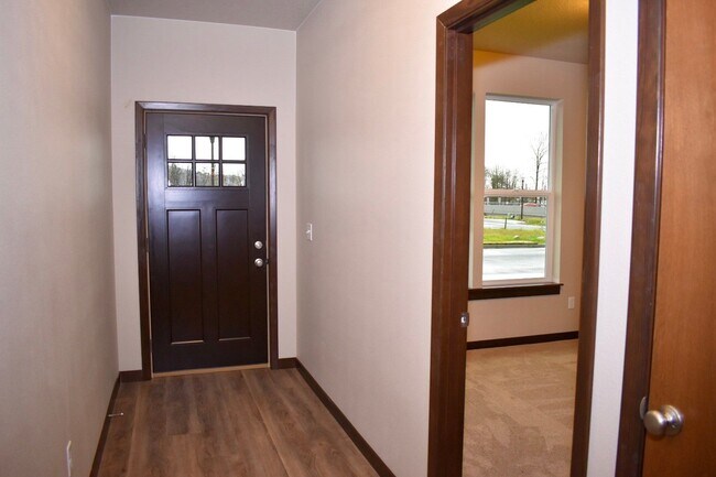 Building Photo - 2 Bedroom 2 Bathroom Duplex in a New Great...