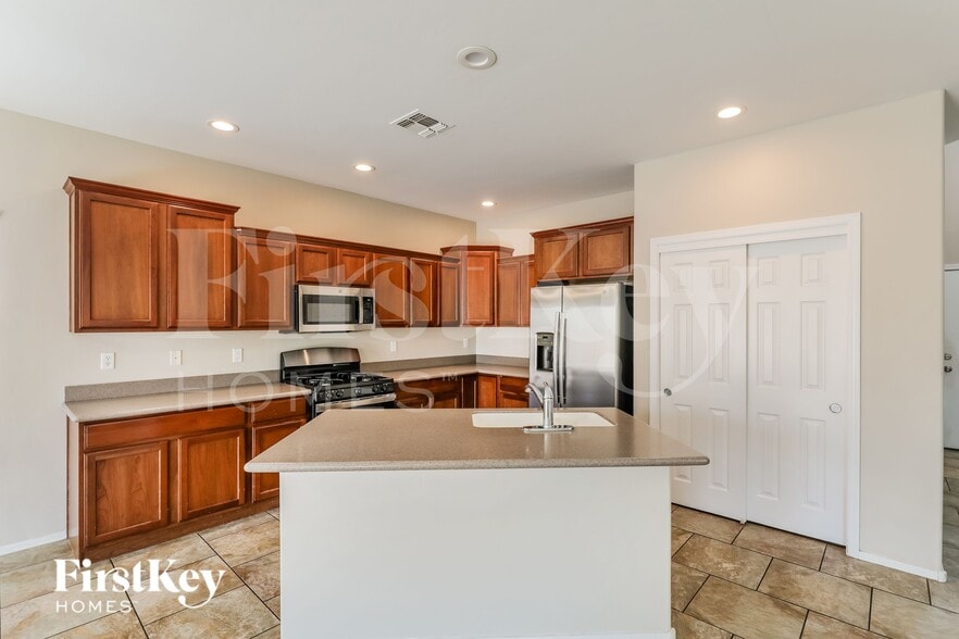 Building Photo - 10721 E Sanctuary Ridge Ln