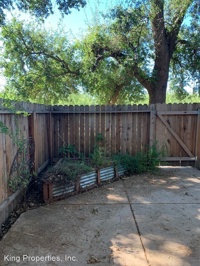 Building Photo - 3 br, 2.5 bath House - 3401 Bermuda Avenue...