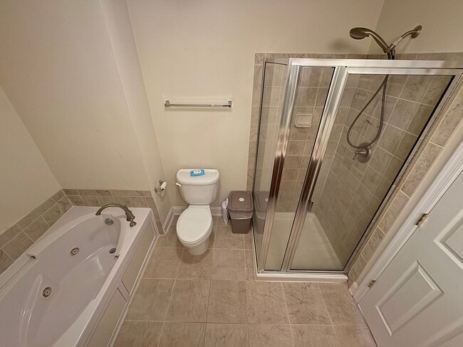 Building Photo - Fantastic 2 Bed 2.5 Bath Interior Townhome...