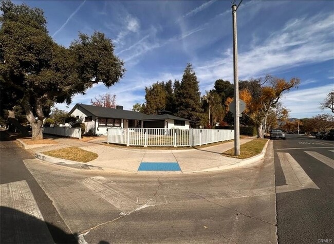 Building Photo - 3021 W Clark Ave