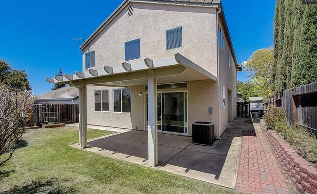 Building Photo - Spectacular FOLSOM 4/3 - Waiting For You!  Please Read Entire Ad For Viewings!