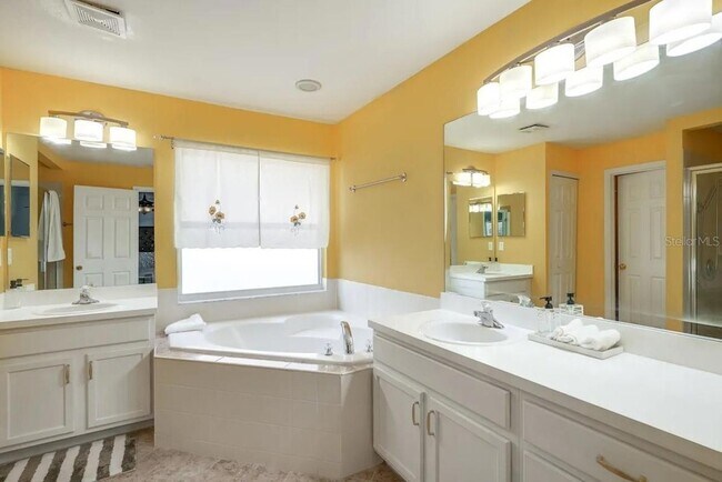 Building Photo - 739 Delancey Dr