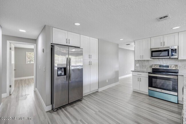 Building Photo - 1215 Bluehill Dr N