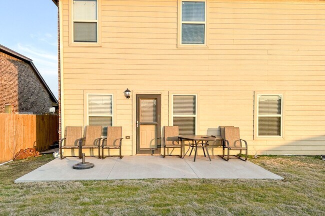 Building Photo - Stunning 5BD, 2 1/2 BTH Home Seconds away from John Kilpatrick Turnpike in YUKON!