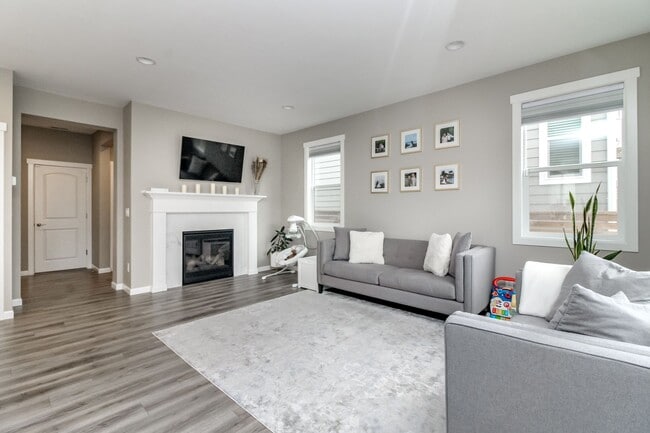 Building Photo - Beautiful 3 Bedroom 2.5 Bathroom Property