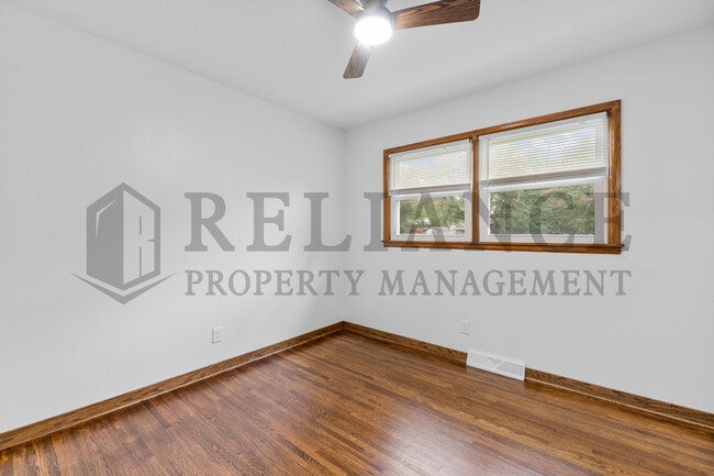 Building Photo - 211 E Meadowlark Rd