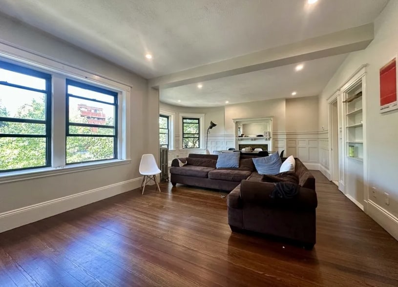 Primary Photo - 1402 Beacon St