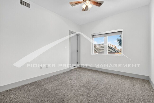 Building Photo - Stunning Condo with City Views and 2 Reser...