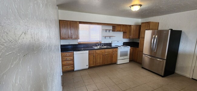 Building Photo - ALL PROSPECTIVE TENANTS MUST SUBMIT A ON LINE APPLICATION AND BE PRE-QUALIFIED PRIOR TO ANY SHOWI...