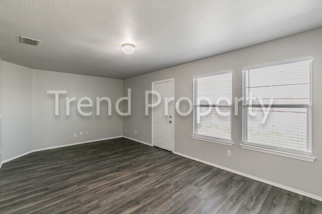 Building Photo - Beautiful Single Story 4 bedroom in Burles...