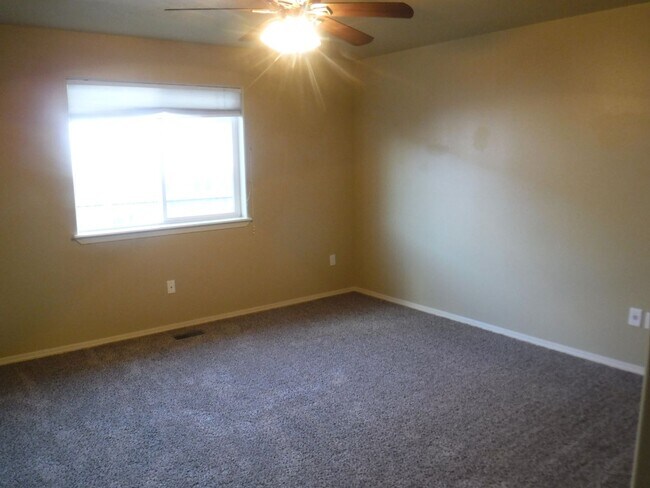 Building Photo - Beautiful 3bed, 2bath home located just of...
