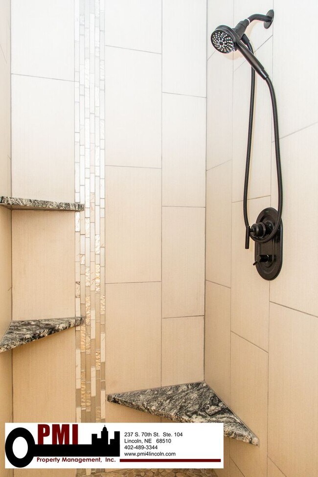 Building Photo - 5 Bedroom and 3 Bathroom House