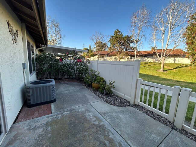 Building Photo - 55+ Age Restricted Community- 2 Bed/2 Bath Encinitas