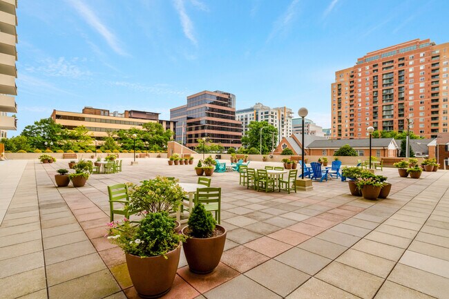 Building Photo - 3800 Fairfax Dr