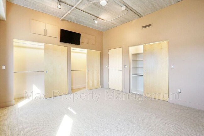 Building Photo - 309 E 5th St